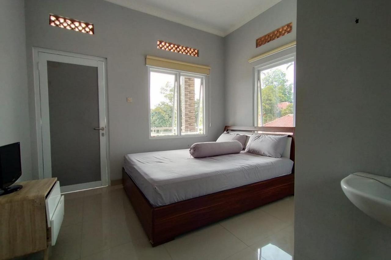 Villa Batu Tua Puncak Mitra Reddoorz โบกอร์ ภายนอก รูปภาพ